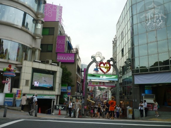 A shopping street. The entrance is decorated with balloons strung together to look like a heart