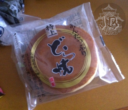 A close up of the pastry. The wrapping reads どら焼き