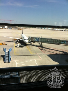 Plane standing at the end of the tarmac (by JBinnacle)