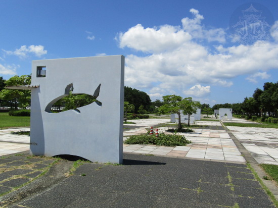 Park with sculptures that depict silhouettes of fish.