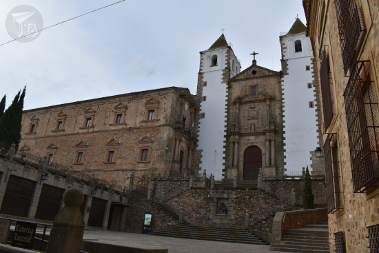A church with two twin bell towers, both in white. Between them, the body of the church, in grey rock. In order to access it, you have to climb a staircase, which has a small sculpture of St George attacking the dragon