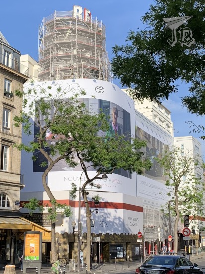 Outside the Grand Rex. It is only a huge scaffolding as the façade is being renovated.