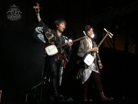 Kuni-Ken waving from stage