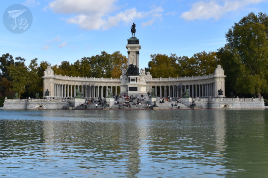 Monument to Alfonso XII across the Great Pond
