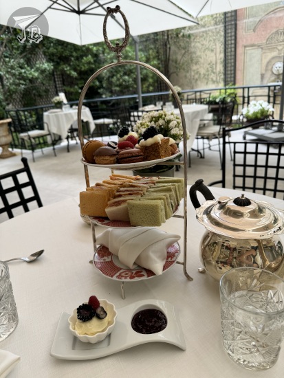 El Jardínde Orfila: tea serving for two