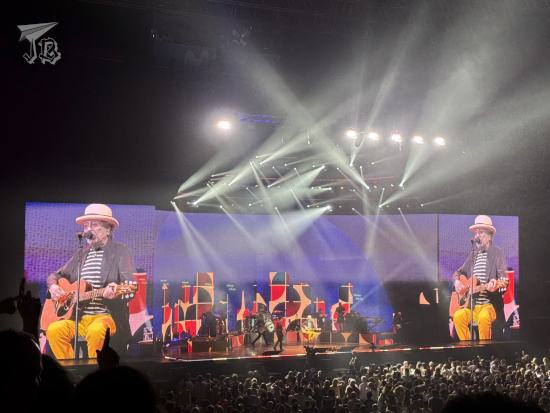 Sabina Hola y Adiós Madrid: playing guitar