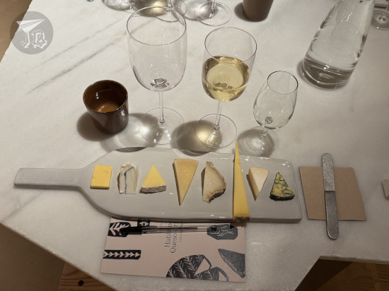 Formaje Castelló: Cheese tasting. Seven small pieces of cheese perfectly aligned on a tray