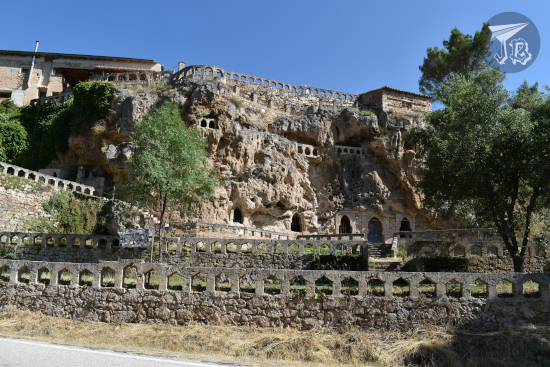 Cívica, a venue built into a vertical wall, with balaustrades and balconies, from the ground