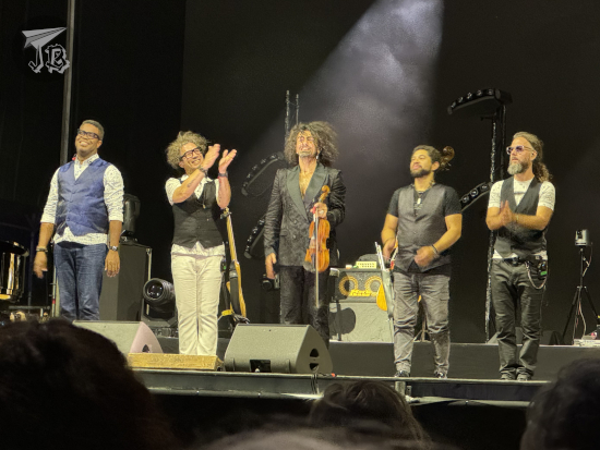Ara Malikian and his support musicians waving at the audience after the concert