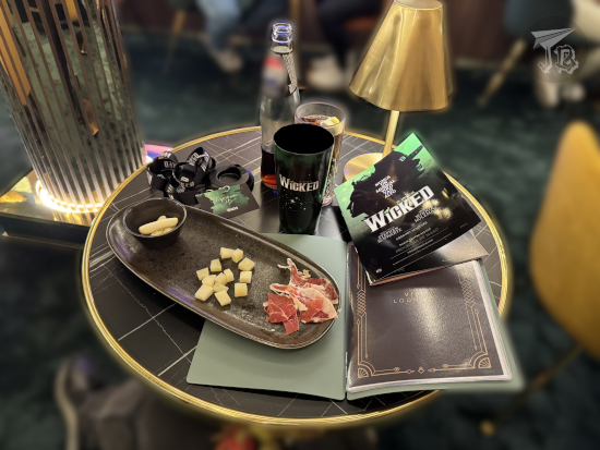 VIP package at Teatro Nuevo Alcalá - cheese, ham, breadsticks, soda, a commemorative grass, the program, and the menu.