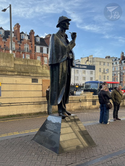 Statue of Sherlock Holmes in front of Baker Street station.