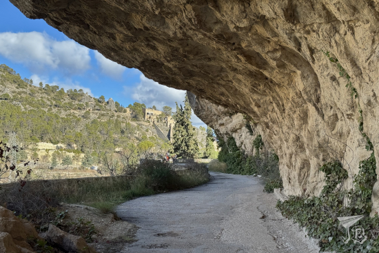 Rock shelter alongside a river course