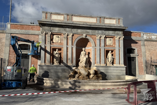 A fountain with female allegory decorations