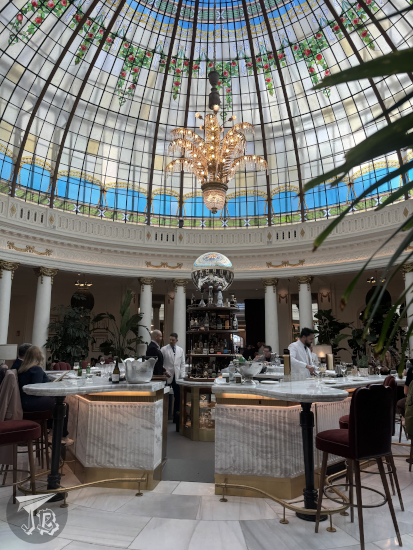 Bar in the centre of a rotunda, covered by a skylight