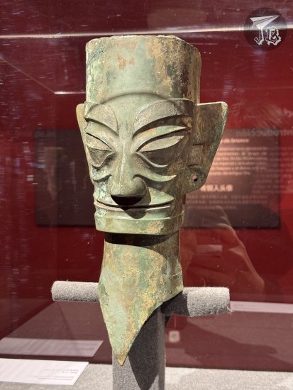 Human head made of bronze, with large eyes and ears