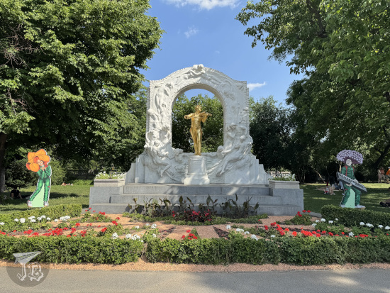 Statue of Strauss playing violin